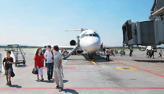 長榮航空公司一架飛往澳門的ＭＤ－９０客機，上午從桃園機場起飛時因引擎故障，機長放棄起飛滑回停機坪，圖為旅客從逃生滑梯疏散情形。 旅客林小姐提供