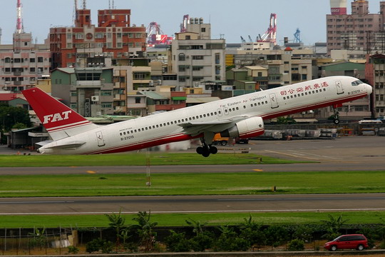 遠東航空逢二、日包機飛香港馬公，明日開航！