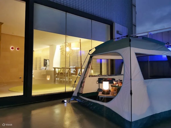 【酒店】Camping使乜去咁遠呀？市區都可以賞月！木的地酒店每晚連加一$1,637起，包住套房+露營帳篷+郊外野餐籃+免費迷你吧及小食！9月30日或之前入住